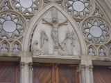 聖堂入り口扉の上にある十字架のイエスの壁画